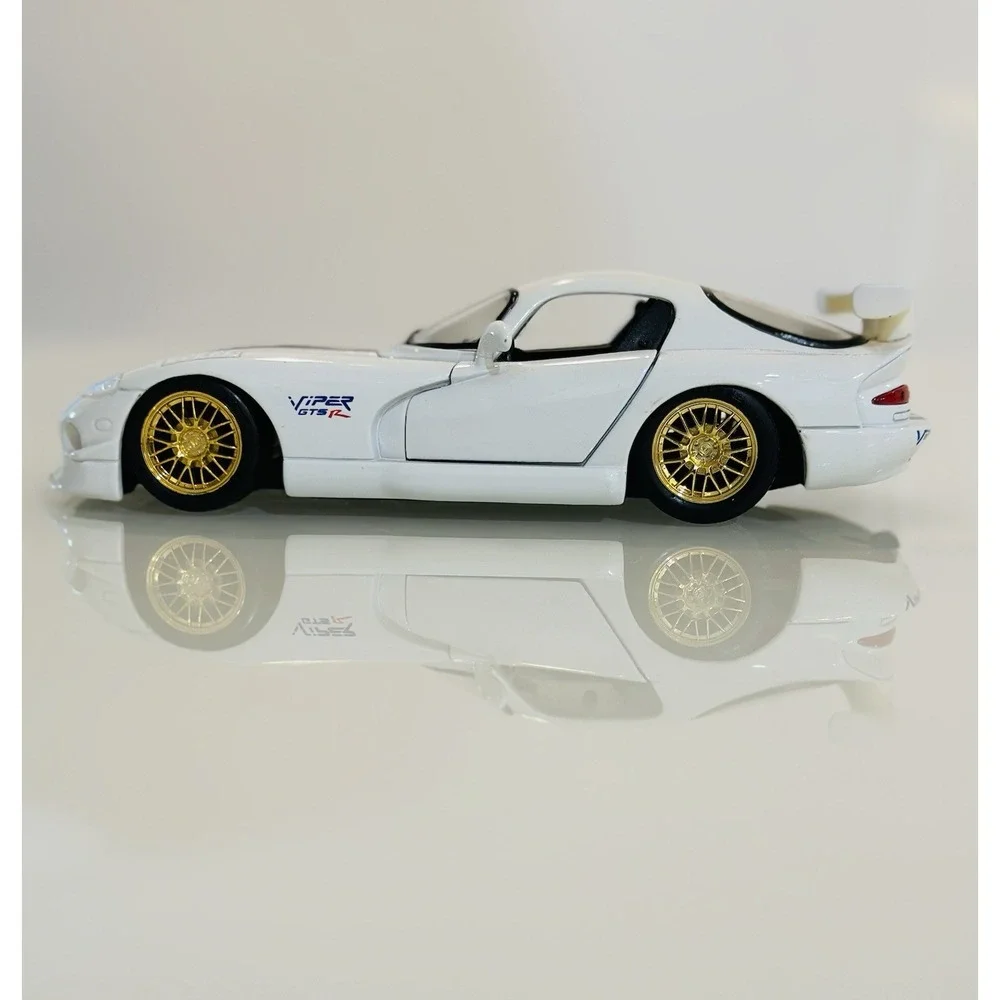 Maisto 1/24 Scale Die Cast Model Dodge Viper GT2 - White & Blue